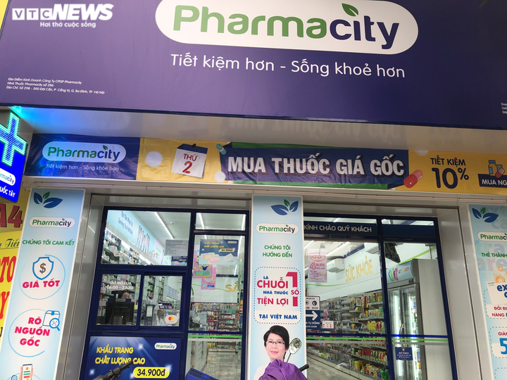 Cửa hàng thuốc vắng vẻ trước ngày cách ly toàn xã hội - 1