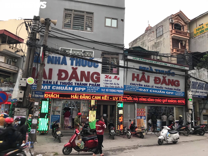 Cửa hàng thuốc vắng vẻ trước ngày cách ly toàn xã hội - 3