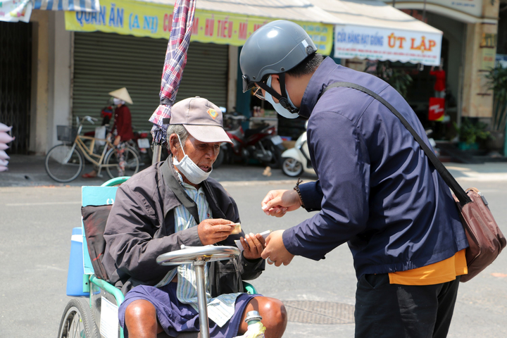 Nhiều tổ chức, cá nhân giúp đỡ người bán vé số dạo bị ảnh hưởng bởi Covid-19 - 3
