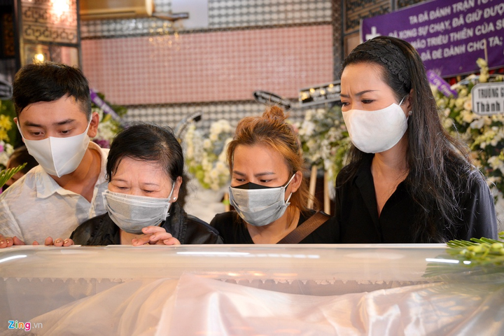 Trương Quỳnh Anh, Ốc Thanh Vân khóc đưa tiễn Mai Phương về nơi an nghỉ - 2