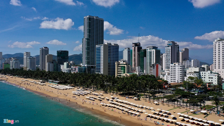 Bãi biển Nha Trang đông nghẹt người giữa mùa dịch Covid-19 - 1