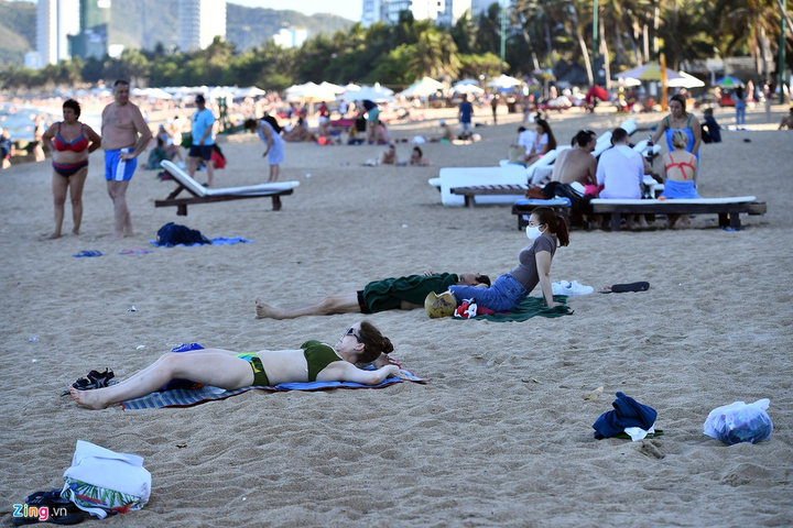 Bãi biển Nha Trang đông nghẹt người giữa mùa dịch Covid-19 - 3