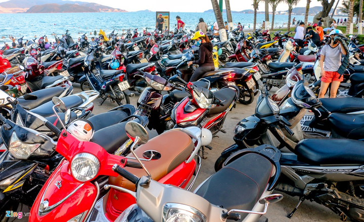Bãi biển Nha Trang đông nghẹt người giữa mùa dịch Covid-19 - 11