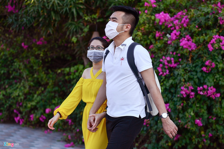 Bãi biển Nha Trang đông nghẹt người giữa mùa dịch Covid-19 - 12