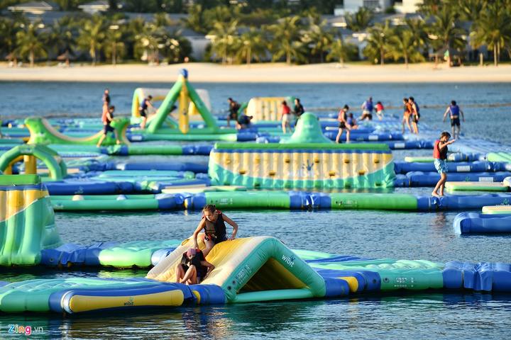 Bãi biển Nha Trang đông nghẹt người giữa mùa dịch Covid-19 - 13