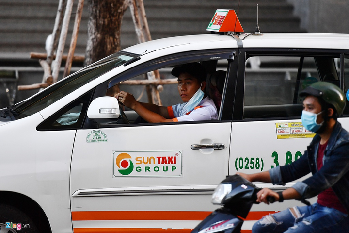 Bãi biển Nha Trang đông nghẹt người giữa mùa dịch Covid-19 - 14