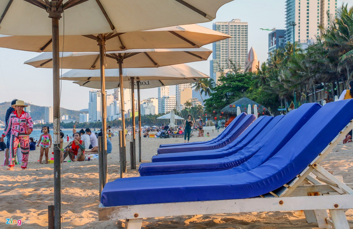 Bãi biển Nha Trang đông nghẹt người giữa mùa dịch Covid-19 - 7