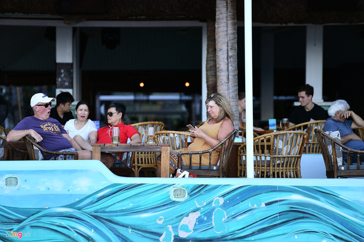 Bãi biển Nha Trang đông nghẹt người giữa mùa dịch Covid-19 - 9