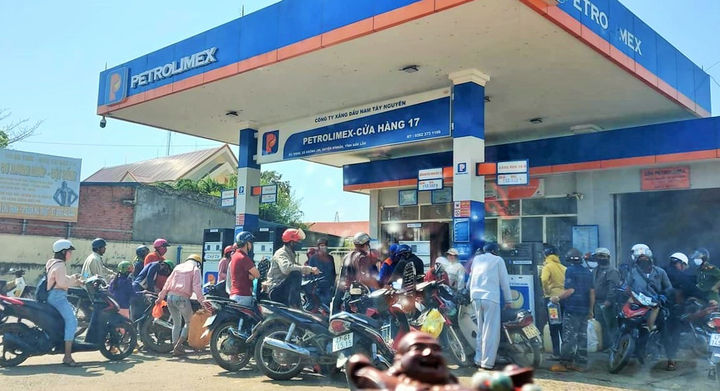 Dân ùn ùn kéo nhau mua xăng dự trữ, Sở Công thương tỉnh Đắk Lắk lên tiếng - 2