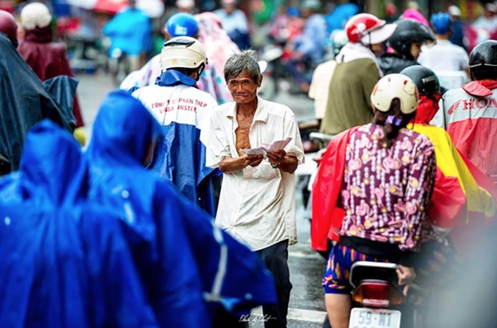 Nhiều công ty xổ số hứa hỗ trợ người bán vé dạo trong thời gian dừng phát hành - 1