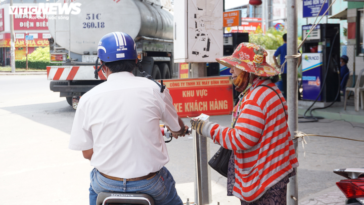 Vé số ngừng bán chống Covid-19: Bài toán cho lao động 'phi chính thức' - 1