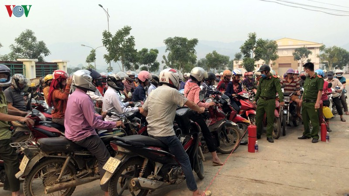 Lại thêm cảnh dân ùn ùn đi mua xăng tích trữ, bất chấp Covid-19 - 1