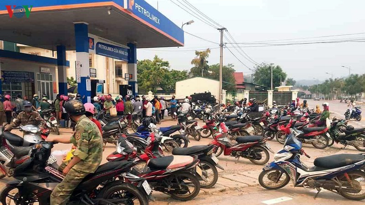 Lại thêm cảnh dân ùn ùn đi mua xăng tích trữ, bất chấp Covid-19 - 2