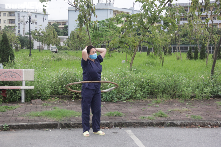 Những hình ảnh đời thường xúc động của y bác sĩ tuyến đầu chống dịch Covid-19 - 12