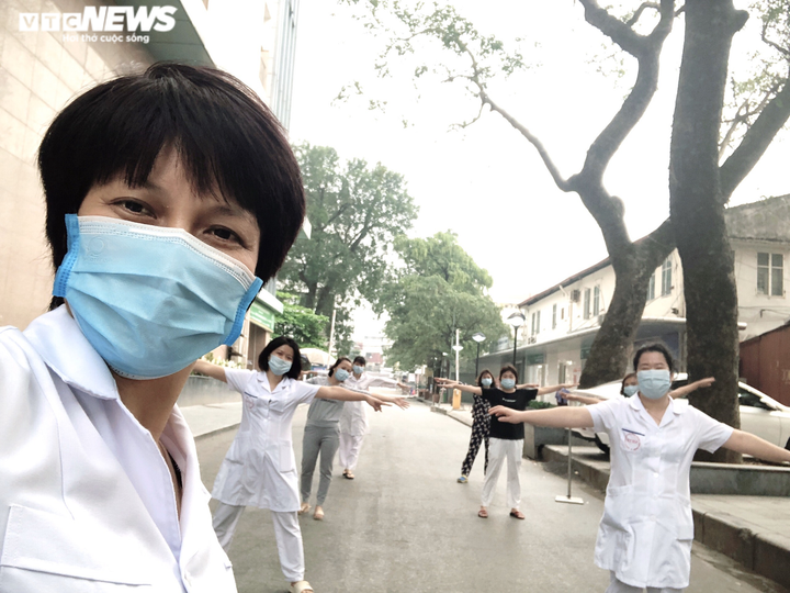 Những hình ảnh đời thường xúc động của y bác sĩ tuyến đầu chống dịch Covid-19 - 13