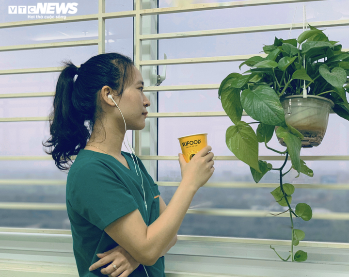 Những hình ảnh đời thường xúc động của y bác sĩ tuyến đầu chống dịch Covid-19 - 14