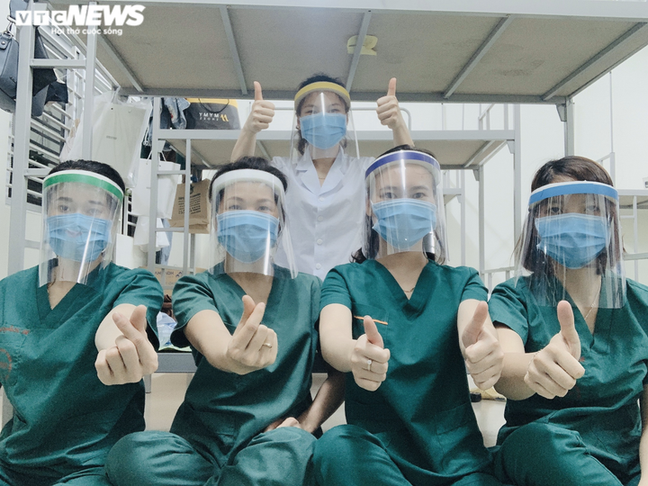 Những hình ảnh đời thường xúc động của y bác sĩ tuyến đầu chống dịch Covid-19 - 15