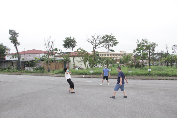 Những hình ảnh đời thường xúc động của y bác sĩ tuyến đầu chống dịch Covid-19 - 11