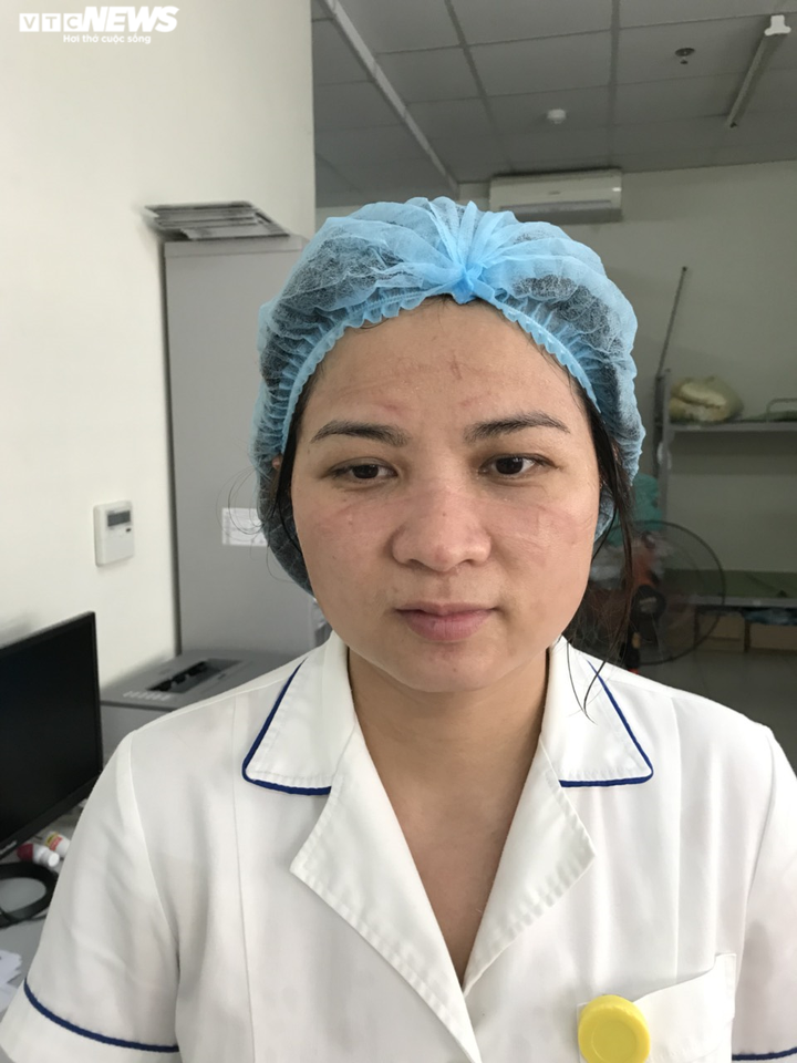 Những hình ảnh đời thường xúc động của y bác sĩ tuyến đầu chống dịch Covid-19 - 16