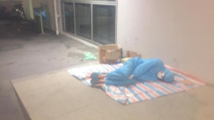 Lặng người trước những hình ảnh chạm đến trái tim từ nơi tuyến đầu chống dịch - 7