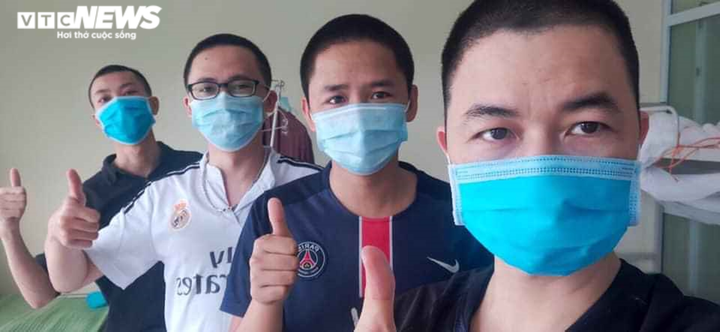 Những hình ảnh đời thường xúc động của y bác sĩ tuyến đầu chống dịch Covid-19 - 3