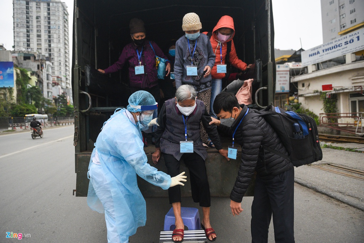 Bệnh nhân chạy thận được xe quân đội đưa đón đến Bệnh viện Bạch Mai - 4