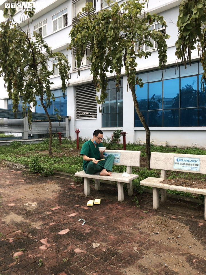 Những hình ảnh đời thường xúc động của y bác sĩ tuyến đầu chống dịch Covid-19 - 4