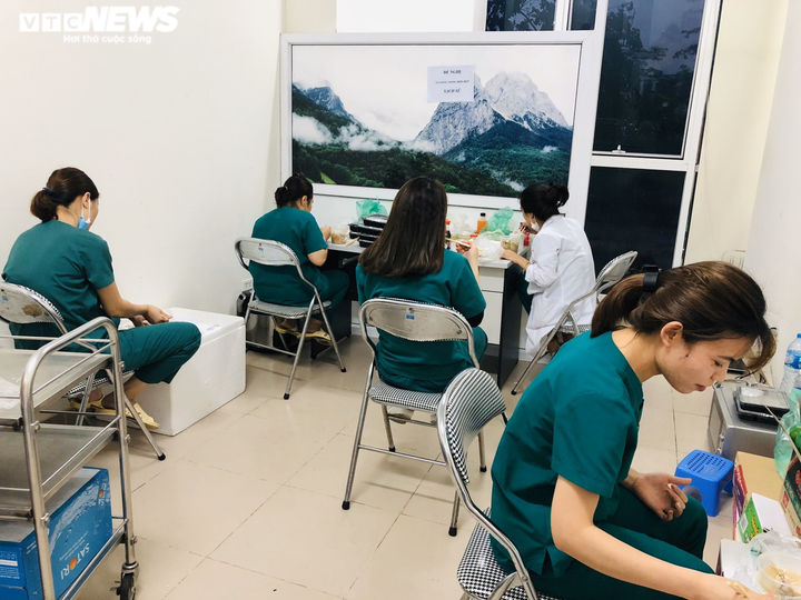 Những hình ảnh đời thường xúc động của y bác sĩ tuyến đầu chống dịch Covid-19 - 5