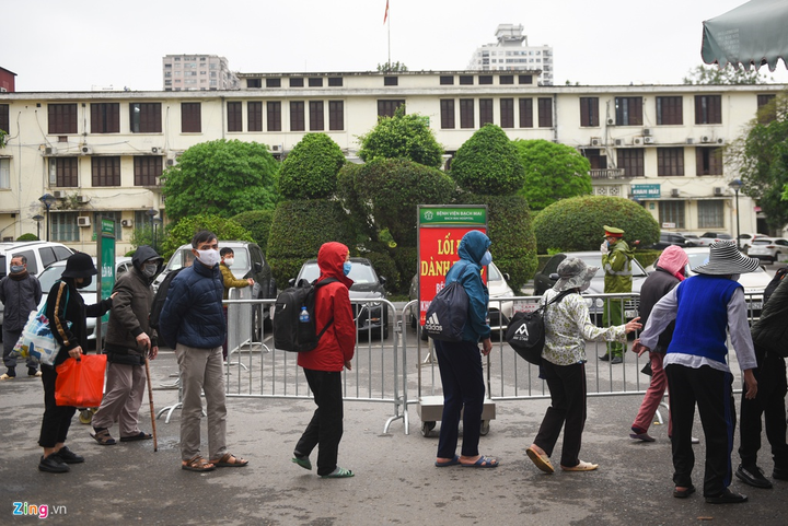 Bệnh nhân chạy thận được xe quân đội đưa đón đến Bệnh viện Bạch Mai - 6