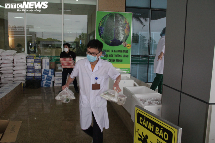 Những hình ảnh đời thường xúc động của y bác sĩ tuyến đầu chống dịch Covid-19 - 6