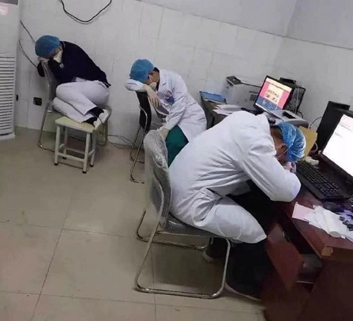 Lặng người trước những hình ảnh chạm đến trái tim từ nơi tuyến đầu chống dịch - 10