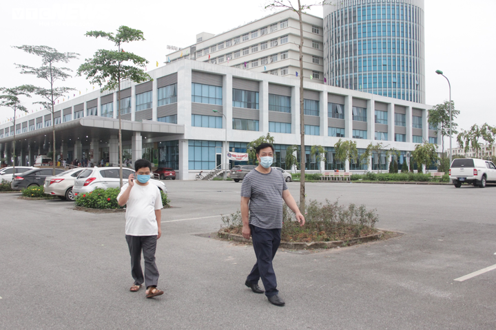 Những hình ảnh đời thường xúc động của y bác sĩ tuyến đầu chống dịch Covid-19 - 8