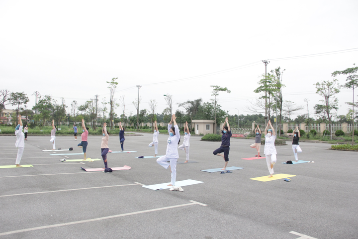 Những hình ảnh đời thường xúc động của y bác sĩ tuyến đầu chống dịch Covid-19 - 9