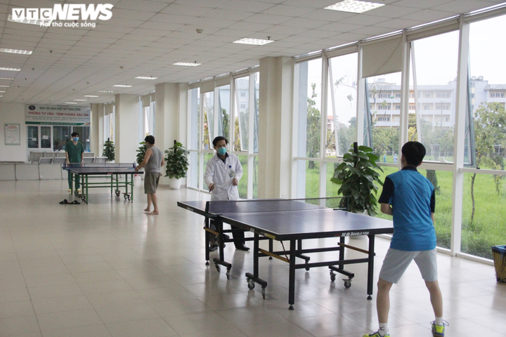 Những hình ảnh đời thường xúc động của y bác sĩ tuyến đầu chống dịch Covid-19 - 10