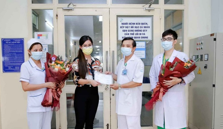 Bệnh nhân Covid-19 về nước bằng chuyên cơ được xuất viện - 1