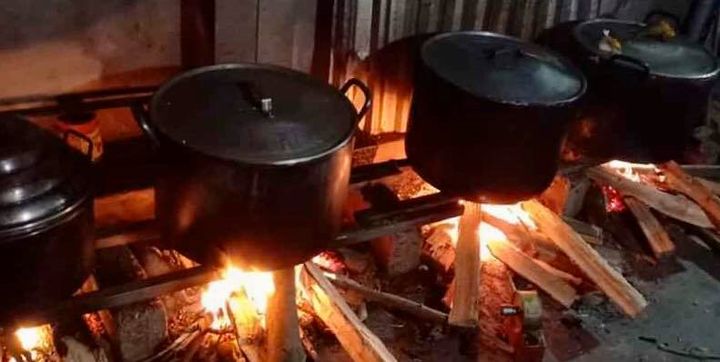 Dân huyện miền núi Nghệ An dậy từ mờ sáng nấu xôi gửi tặng khu cách ly - 2