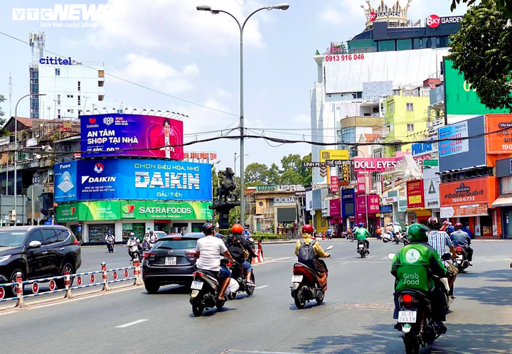 Ngày đầu 'cách ly toàn xã hội': Phố phường TP.HCM vẫn nhộn nhịp, chợ vẫn đông - 10