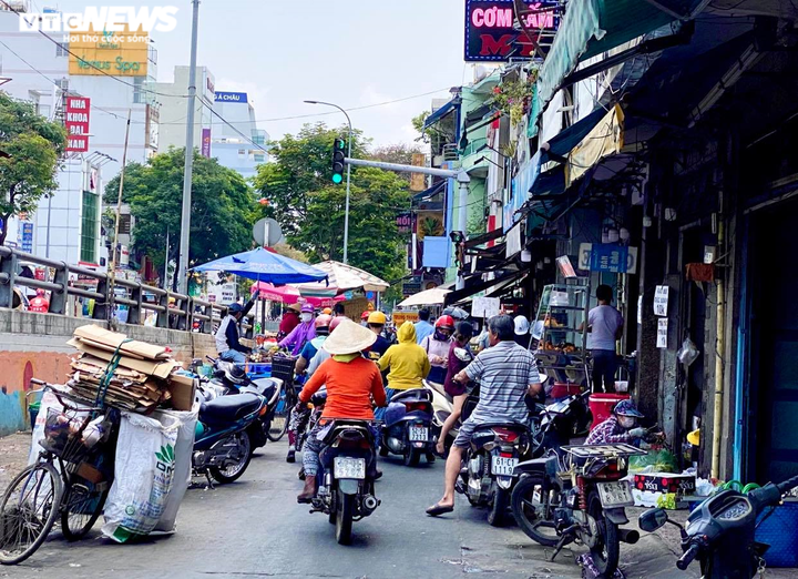 Ngày đầu 'cách ly toàn xã hội': Phố phường TP.HCM vẫn nhộn nhịp, chợ vẫn đông - 4
