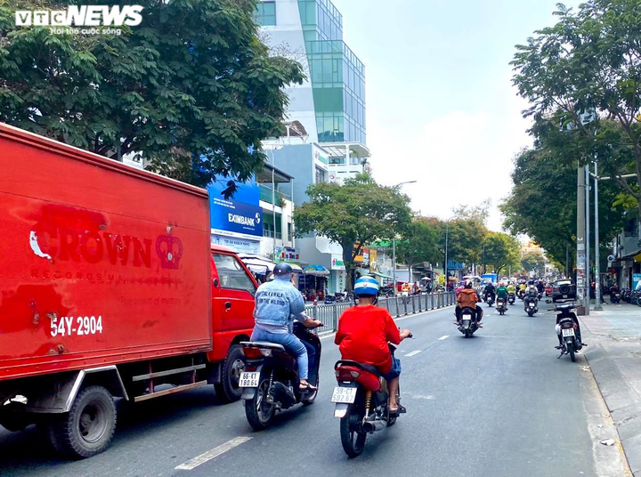 Ngày đầu 'cách ly toàn xã hội': Phố phường TP.HCM vẫn nhộn nhịp, chợ vẫn đông - 11