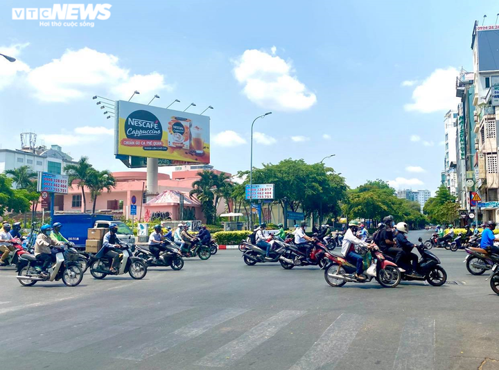 Ngày đầu 'cách ly toàn xã hội': Phố phường TP.HCM vẫn nhộn nhịp, chợ vẫn đông - 9