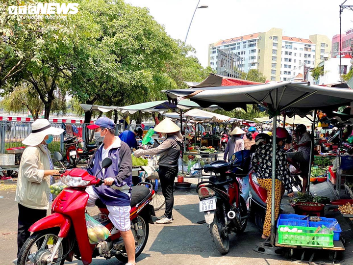 Ngày đầu 'cách ly toàn xã hội': Phố phường TP.HCM vẫn nhộn nhịp, chợ vẫn đông - 3