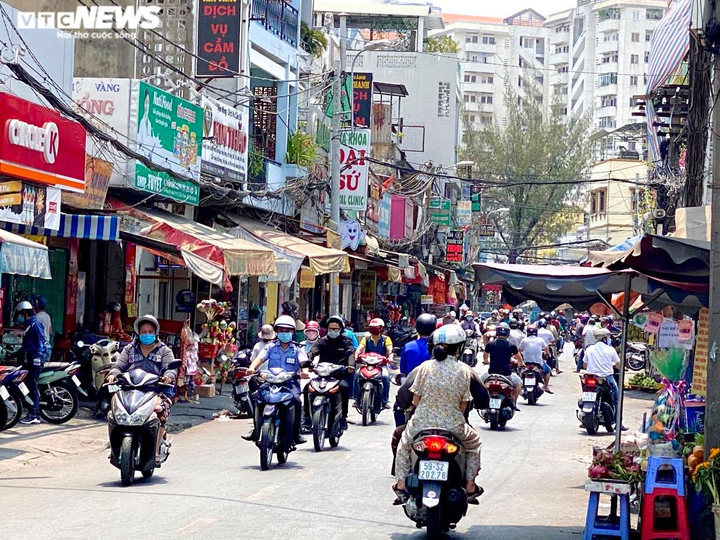 Ngày đầu 'cách ly toàn xã hội': Phố phường TP.HCM vẫn nhộn nhịp, chợ vẫn đông - 7