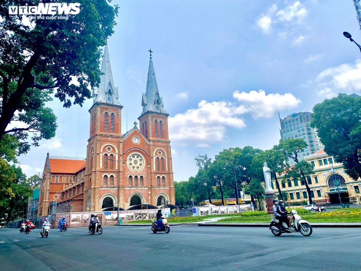 Ngày đầu 'cách ly toàn xã hội': Phố phường TP.HCM vẫn nhộn nhịp, chợ vẫn đông - 1