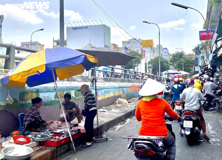 Ngày đầu 'cách ly toàn xã hội': Phố phường TP.HCM vẫn nhộn nhịp, chợ vẫn đông - 5