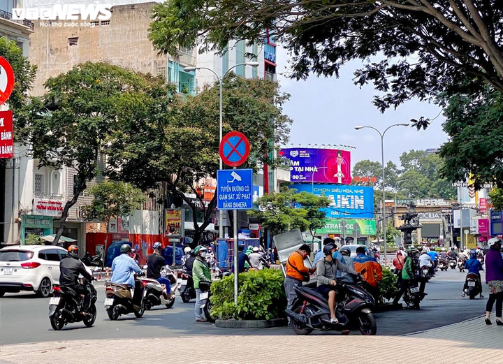 Ngày đầu 'cách ly toàn xã hội': Phố phường TP.HCM vẫn nhộn nhịp, chợ vẫn đông - 6