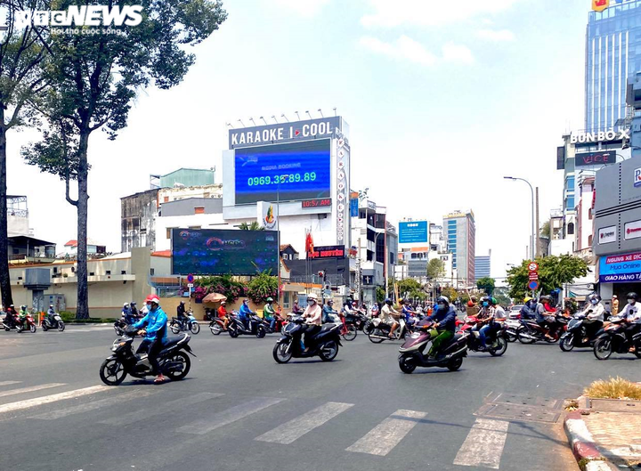 Ngày đầu 'cách ly toàn xã hội': Phố phường TP.HCM vẫn nhộn nhịp, chợ vẫn đông - 2