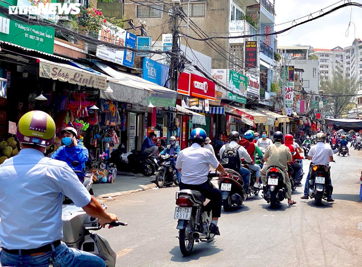 Ngày đầu 'cách ly toàn xã hội': Phố phường TP.HCM vẫn nhộn nhịp, chợ vẫn đông - 8