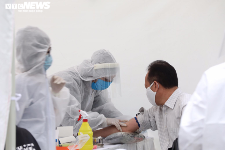Ba mẫu test nhanh nghi mắc Covid-19 ở Hà Nội đều âm tính - 1