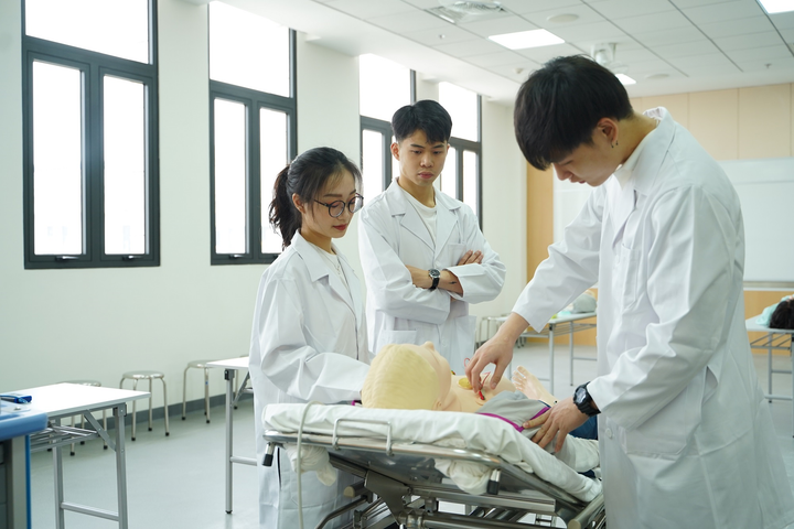 Vì sao khoa học sức khỏe là nghề nghiệp quan trọng cho tương lai? - 1