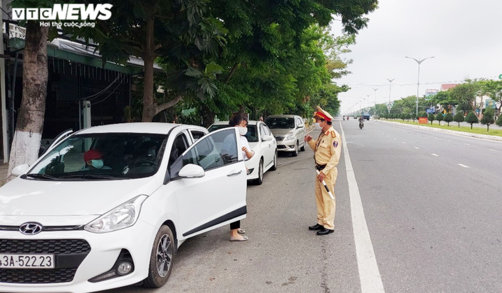 Cách ly toàn xã hội: Đà Nẵng lập nhiều chốt kiểm soát ô tô - 1